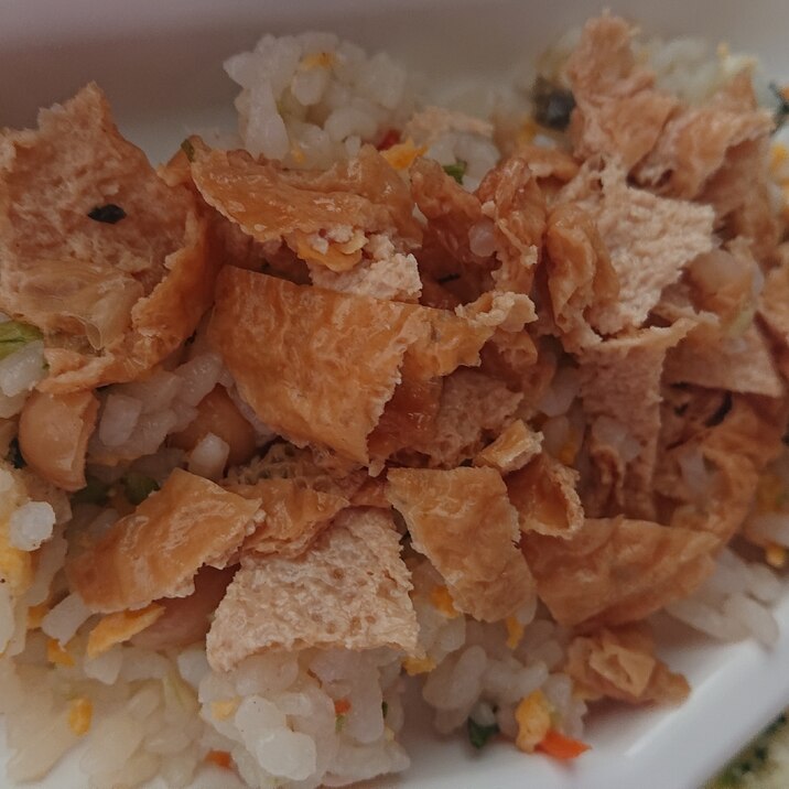 ワカメと卵と油揚げのチャーハン